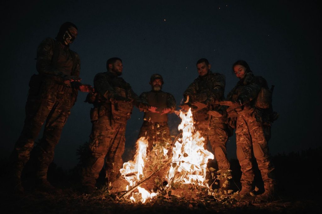 «Ми чітко знаємо, для чого ми тут», — медикиня 3 роти Karakurt Colony Третьої ОШБр Соня Військові біля вогнища
