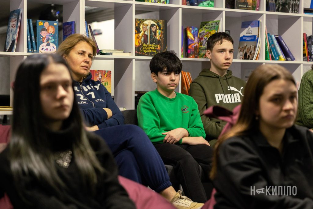 Олександра Коцюбайло розповідає підліткам про своє бачення свята 8 березня Олександра Коцюбайло, фонд CODEIT4LIFE, Новопокровка