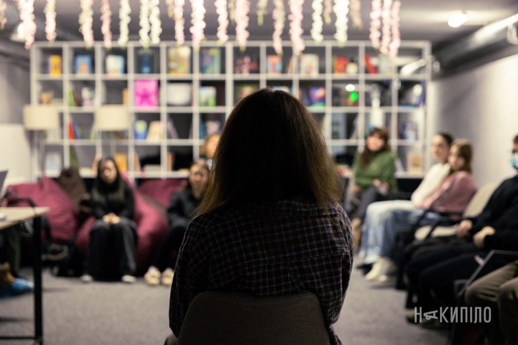 Олександра Коцюбайло розповідає підліткам про своє бачення свята 8 березня Олександра Коцюбайло, фонд CODEIT4LIFE, Новопокровка