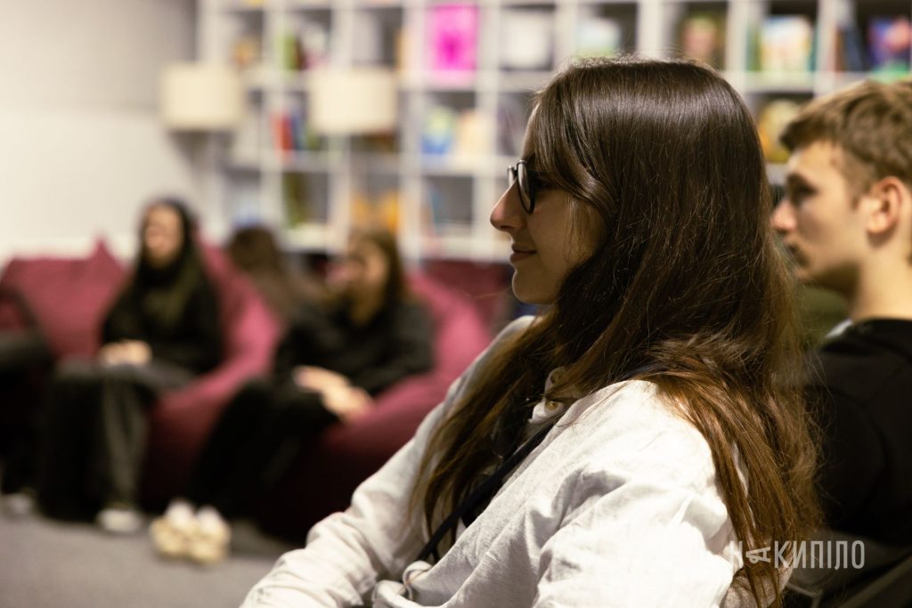 Олександра Коцюбайло розповідає підліткам про своє бачення свята 8 березня Олександра Коцюбайло, фонд CODEIT4LIFE, Новопокровка