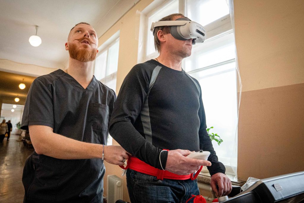 Як технології VR допомагають у реабілітації військових військовий з Великобританії Ендрю та лікар