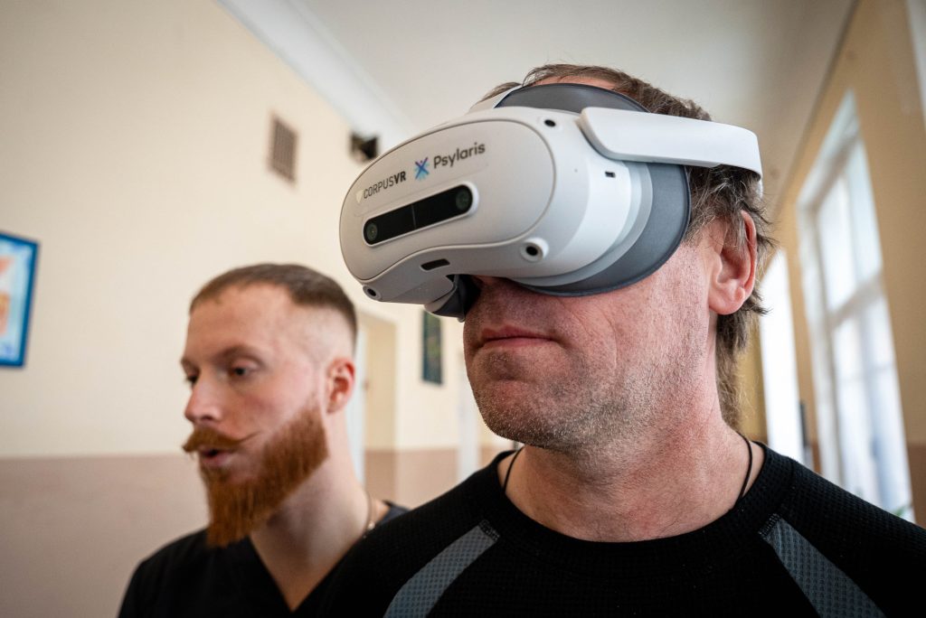 Як технології VR допомагають у реабілітації військових Доброволець Ендрю та терапевт Кирило Євтушенко