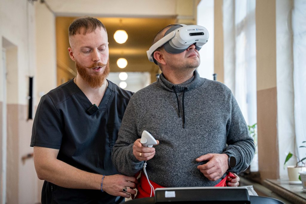 Як технології VR допомагають у реабілітації військових чоловік у VR окулярах та терапевт