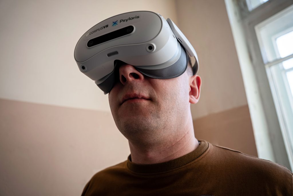 Як технології VR допомагають у реабілітації військових Ігор у VR-окулярах, військовий на реабілітації.