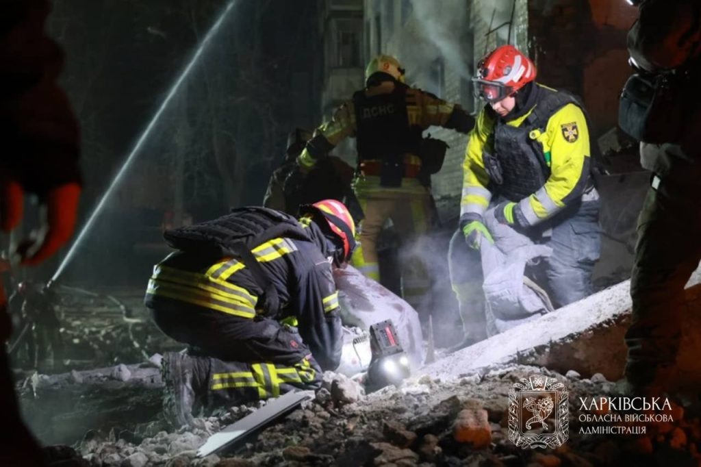 Фото понівеченого будинку в Харкові, куди поцілила російська ракета Фото понівеченого будинку в Харкові, куди поцілила російська ракета