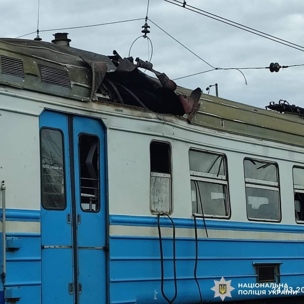 На Харківщині через удар дрона по електричці загинув пасажир На Харківщині через удар дрона по електричці загинув пасажир