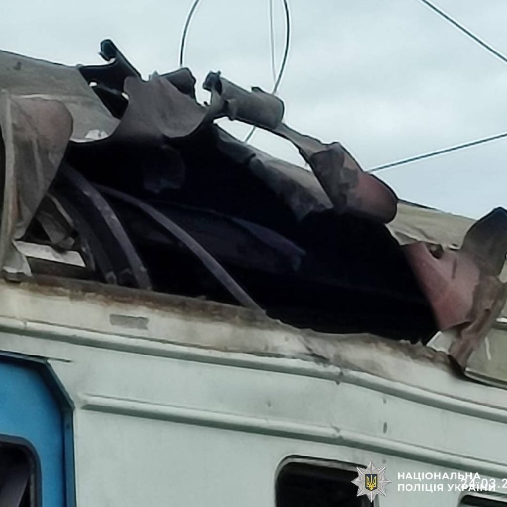 На Харківщині через удар дрона по електричці загинув пасажир На Харківщині через удар дрона по електричці загинув пасажир