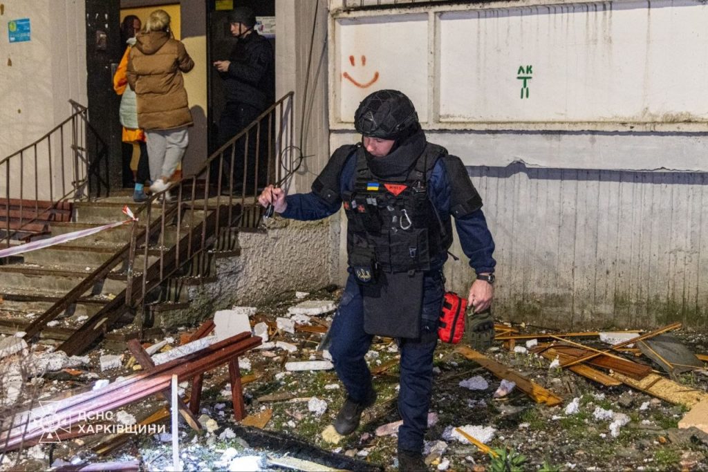 БплА поцілив у багатоповерхівку в Харкові. Фото наслідків БплА поцілив у багатоповерхівку в Харкові. Фото наслідків