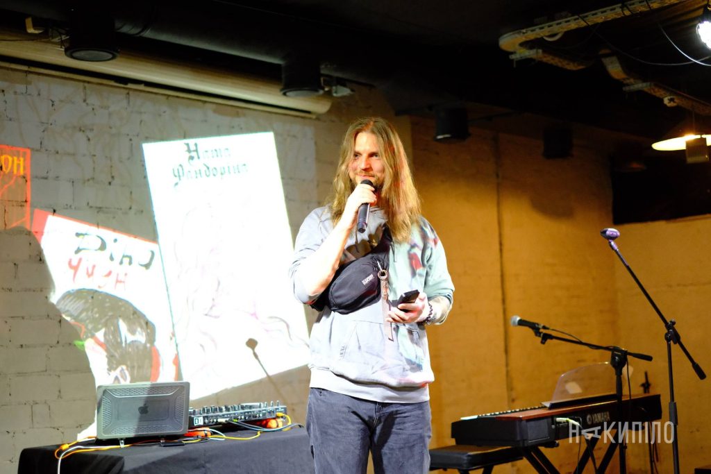 Як LitSlamUA презентував журнал-альманах харківської слем-поезії Як LitSlamUA презентував журнал-альманах харківської слем-поезії