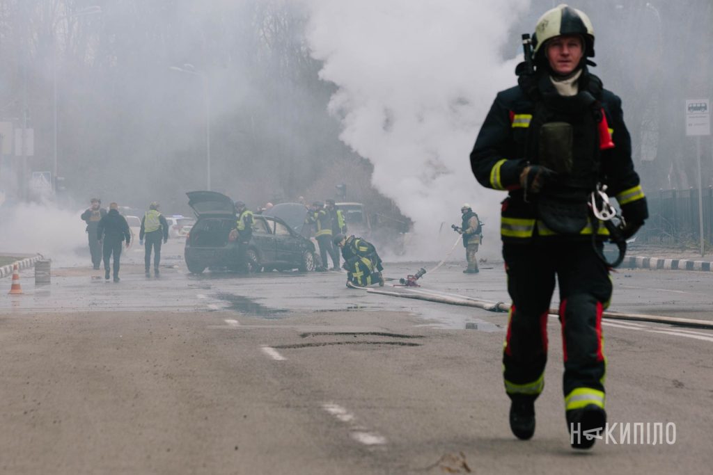Згорілі авто і загиблий. Фоторепортаж з місця атаки дрону по Харкову Атака дрону 3 квітня. ФОто: Павло Пахоменко
