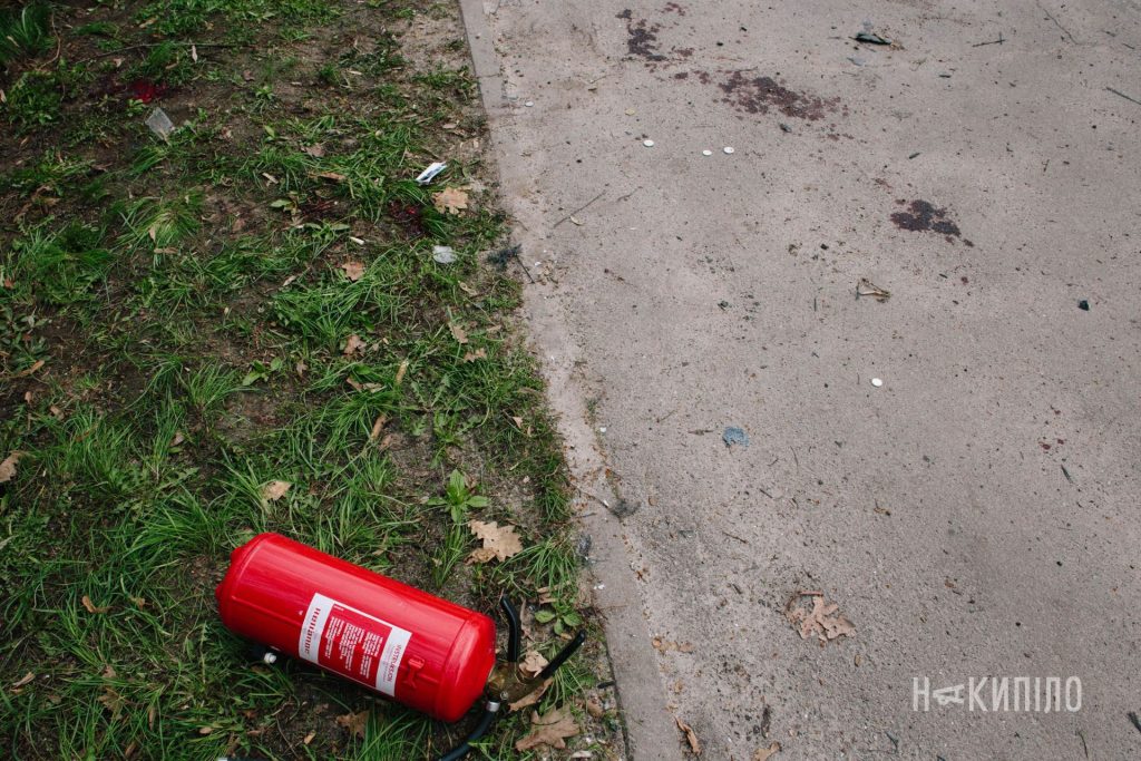 Згорілі авто і загиблий. Фоторепортаж з місця атаки дрону по Харкову Атака дрону 3 квітня. ФОто: Павло Пахоменко