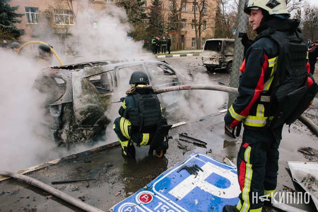 Згорілі авто і загиблий. Фоторепортаж з місця атаки дрону по Харкову Атака дрону 3 квітня. ФОто: Павло Пахоменко