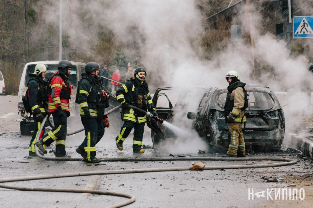 Згорілі авто і загиблий. Фоторепортаж з місця атаки дрону по Харкову Атака дрону 3 квітня. ФОто: Павло Пахоменко
