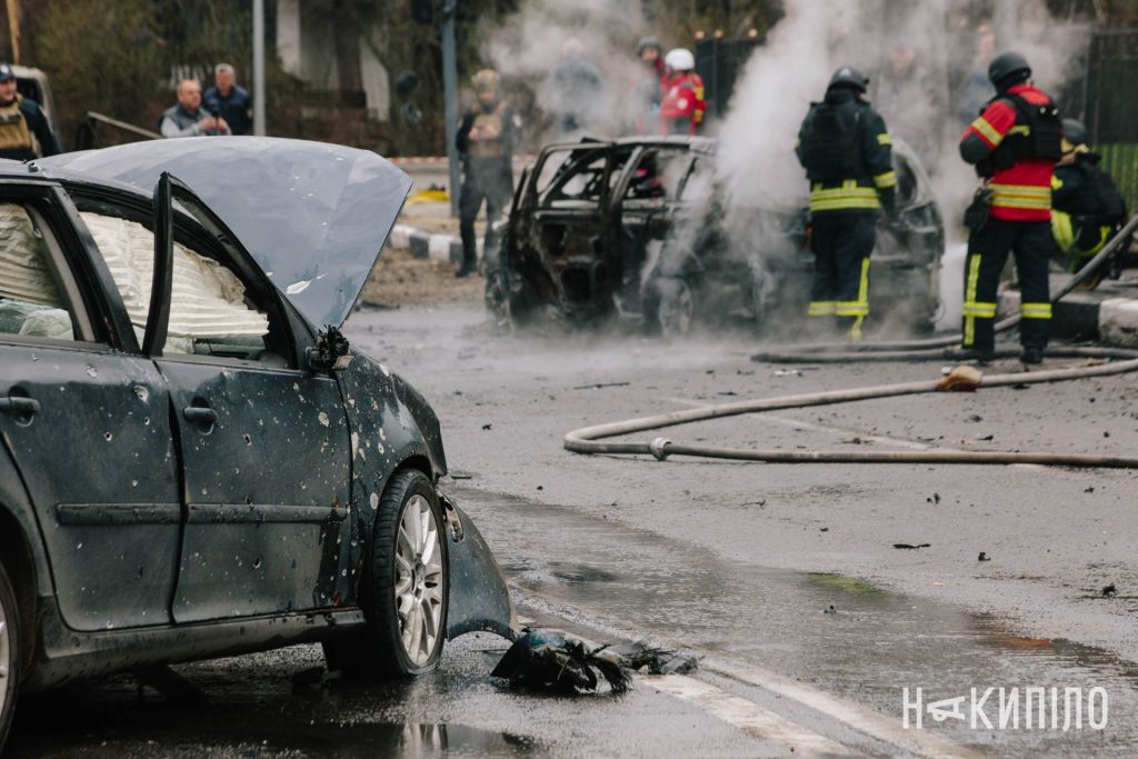 Згорілі авто і загиблий. Фоторепортаж з місця атаки дрону по Харкову Атака дрону 3 квітня. ФОто: Павло Пахоменко