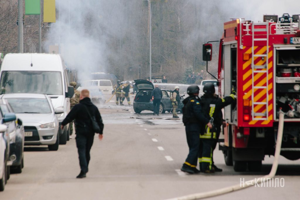 Згорілі авто і загиблий. Фоторепортаж з місця атаки дрону по Харкову Атака дрону 3 квітня. ФОто: Павло Пахоменко
