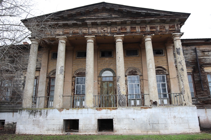 На Купʼянщині від удару горить памʼятка архітектури ХІХ сторіччя На Купʼянщині від удару горить памʼятка архітектури ХІХ сторіччя