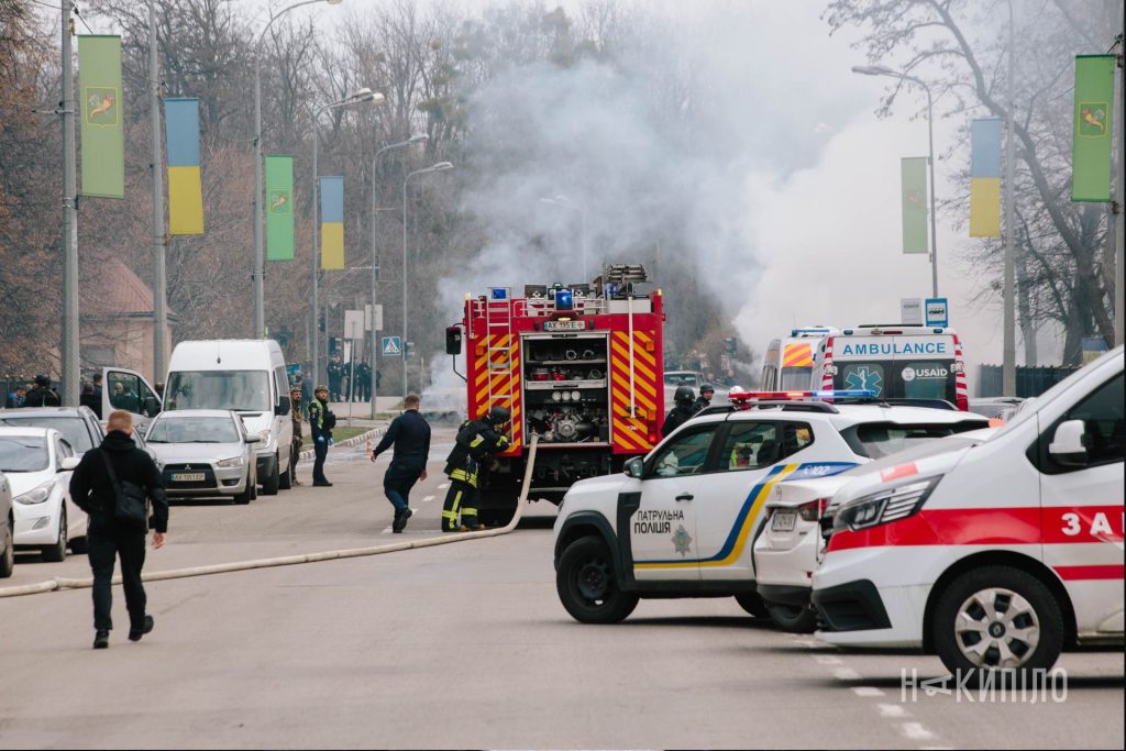 Згорілі авто і загиблий. Фоторепортаж з місця атаки дрону по Харкову Атака дрону 3 квітня. ФОто: Павло Пахоменко