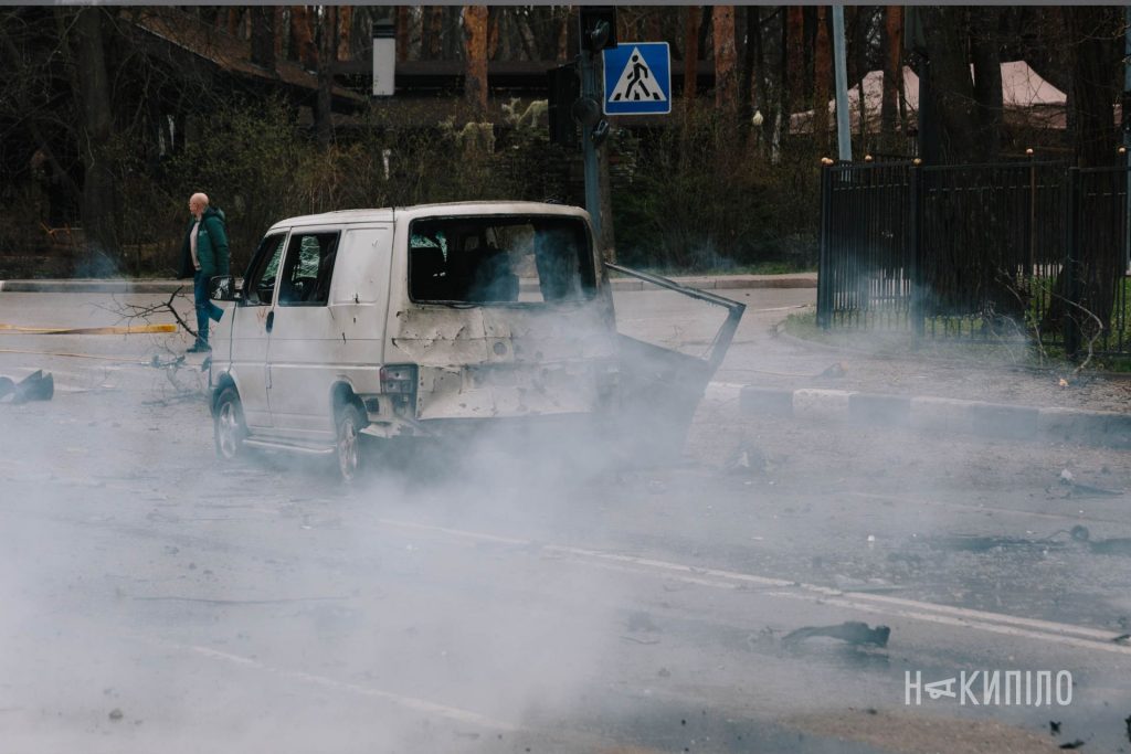 Згорілі авто і загиблий. Фоторепортаж з місця атаки дрону по Харкову Атака дрону 3 квітня. ФОто: Павло Пахоменко