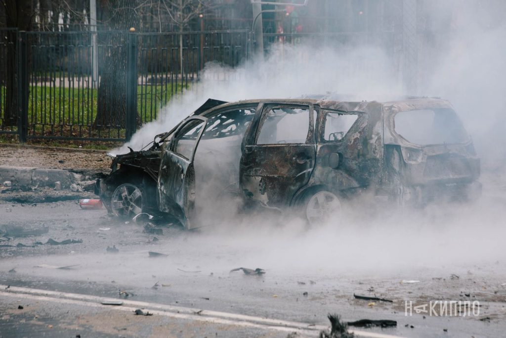 Згорілі авто і загиблий. Фоторепортаж з місця атаки дрону по Харкову Атака дрону 3 квітня. ФОто: Павло Пахоменко