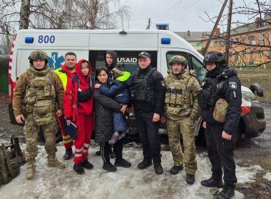 З Великого Бурлука на Харківщині евакуювали 9-річного хлопчика з інвалідністю — мати залишилась.