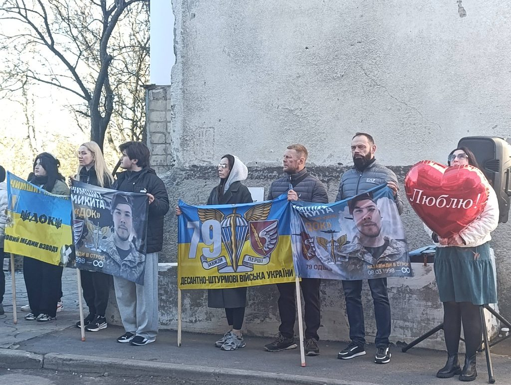 У Златополі відбувся автопробіг на честь загиблого бойового медика Микити Чимшита У Златополі відбувся автопробіг на честь загиблого бойового медика Микити Чимшита