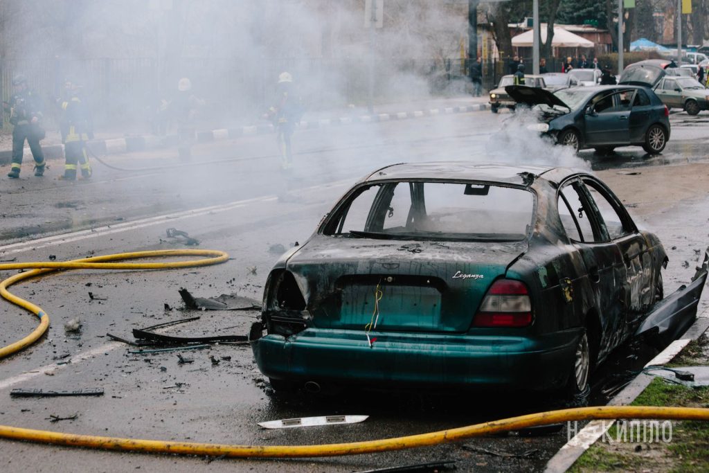Згорілі авто і загиблий. Фоторепортаж з місця атаки дрону по Харкову Атака дрону 3 квітня. ФОто: Павло Пахоменко