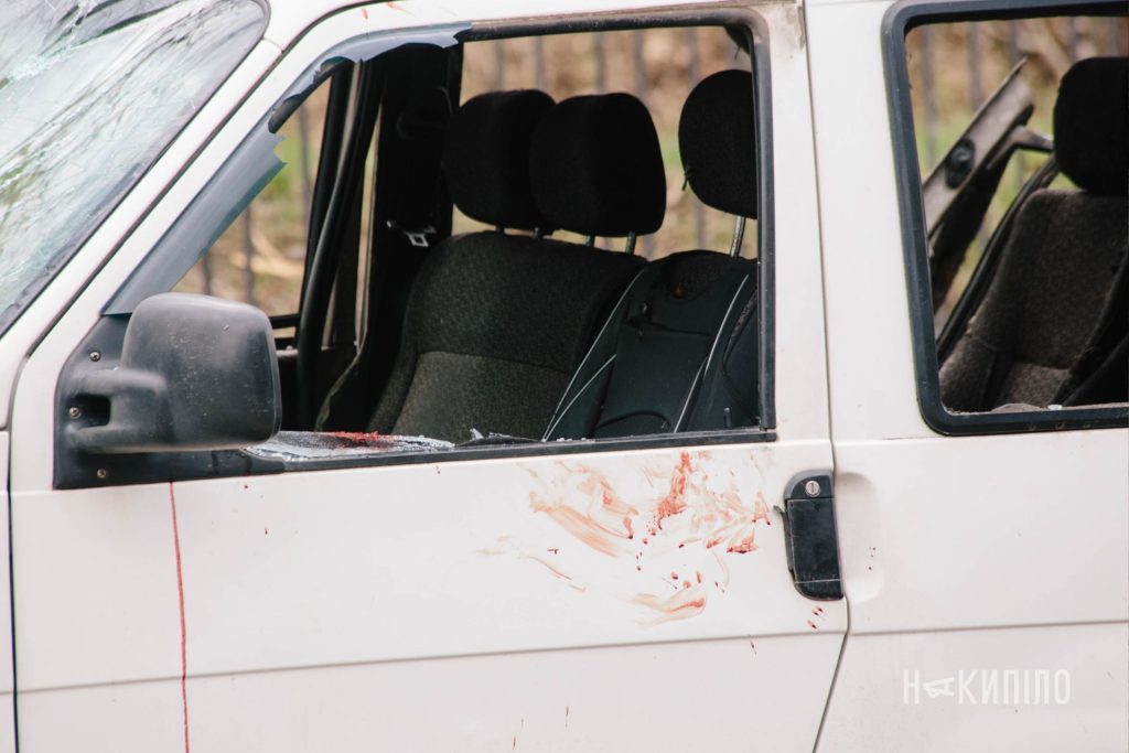 Згорілі авто і загиблий. Фоторепортаж з місця атаки дрону по Харкову Атака дрону 3 квітня. ФОто: Павло Пахоменко