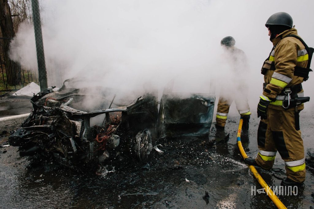 Згорілі авто і загиблий. Фоторепортаж з місця атаки дрону по Харкову Атака дрону 3 квітня. ФОто: Павло Пахоменко