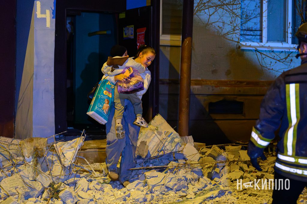 «Молнія» знищила квартиру в Харкові. Фото молнія, приліт, Харків, 1 квітня 2026 року. Фото: Ігор Лептуга