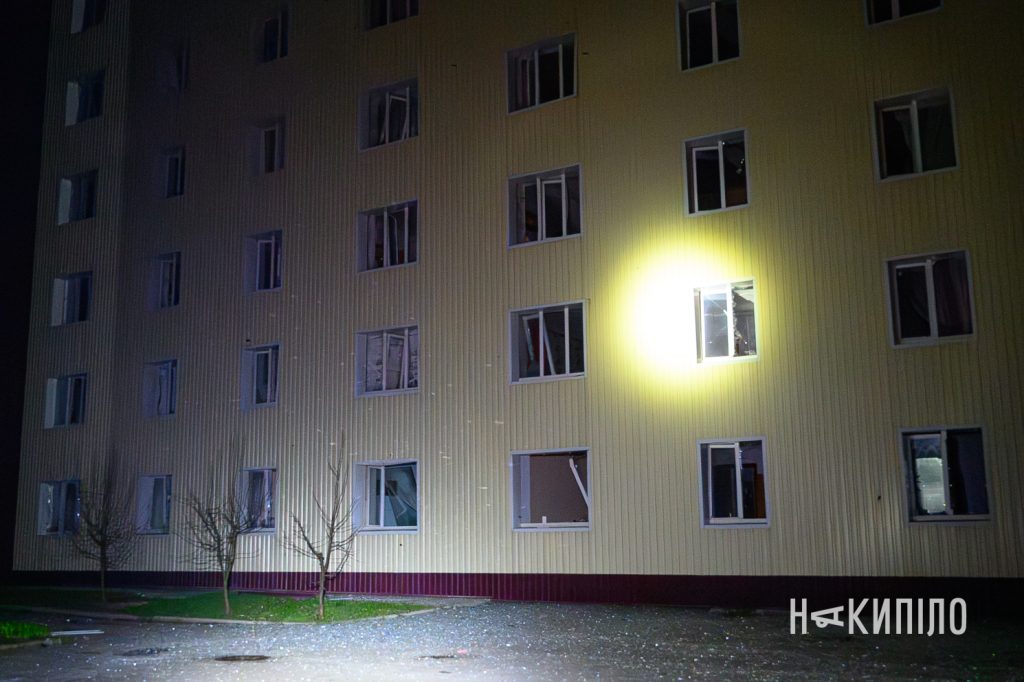 Дрон ударив біля гуртожитків у Харкові Наслідки влучання шахеда у Харкові 4 квітня 2026 року, фото:Лептуга Ігор