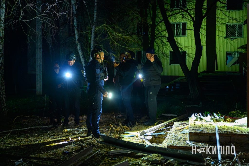 Дрон ударив біля гуртожитків у Харкові Наслідки влучання шахеда у Харкові 4 квітня 2026 року, фото:Лептуга Ігор