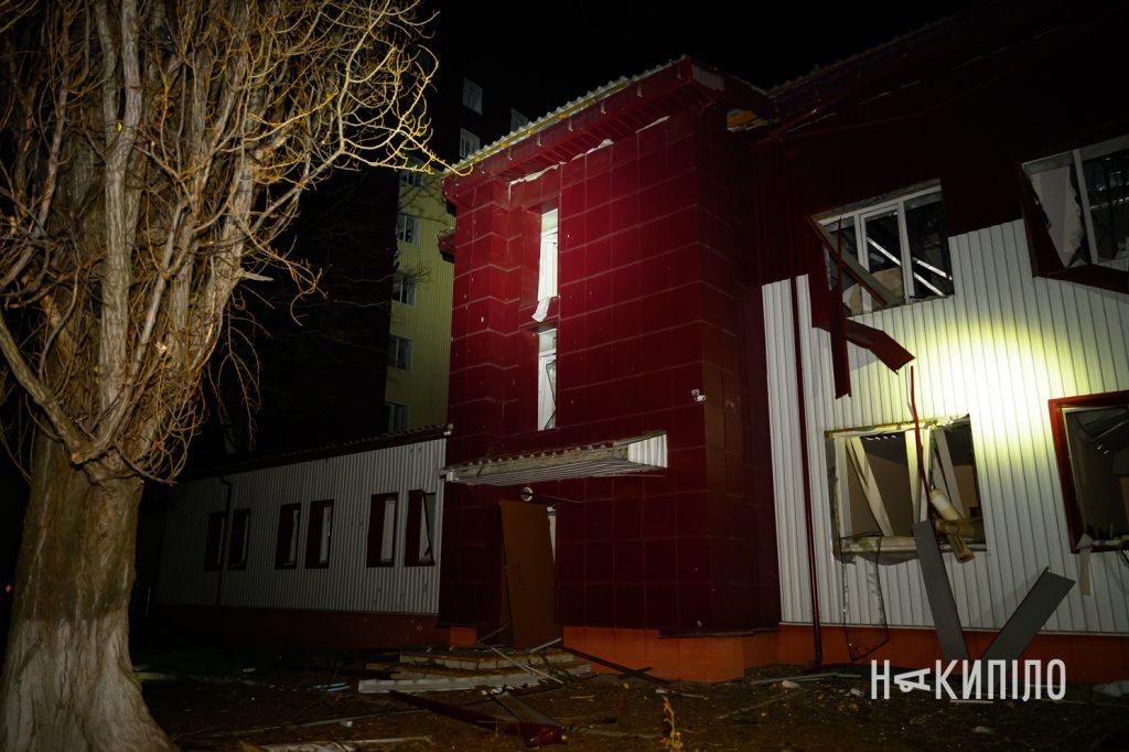 Дрон ударив біля гуртожитків у Харкові Наслідки влучання шахеда у Харкові 4 квітня 2026 року, фото:Лептуга Ігор