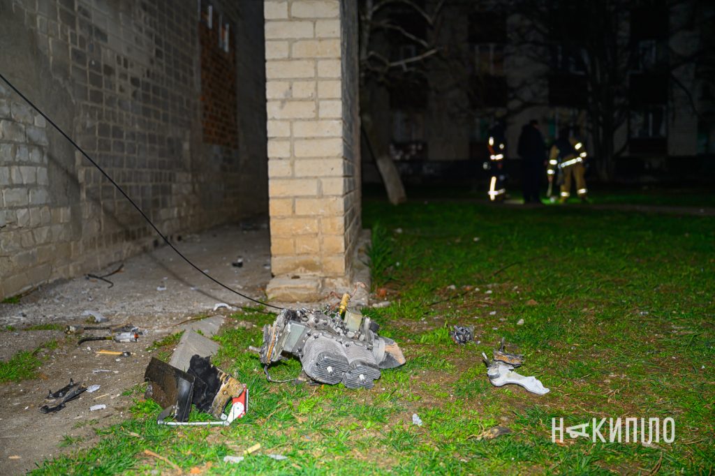 Дрон ударив біля гуртожитків у Харкові Наслідки влучання шахеда у Харкові 4 квітня 2026 року, фото:Лептуга Ігор