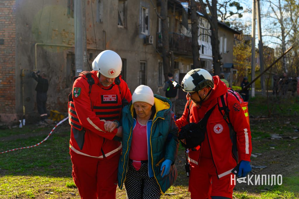 Харківці оговтуються після удару БпЛА біля будинку. Фото Наслідки прильоту реактивного шахеда 5 го квітня 2026 року у Харкові