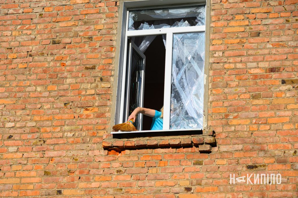 Харківці оговтуються після удару БпЛА біля будинку. Фото Наслідки прильоту реактивного шахеда 5 го квітня 2026 року у Харкові