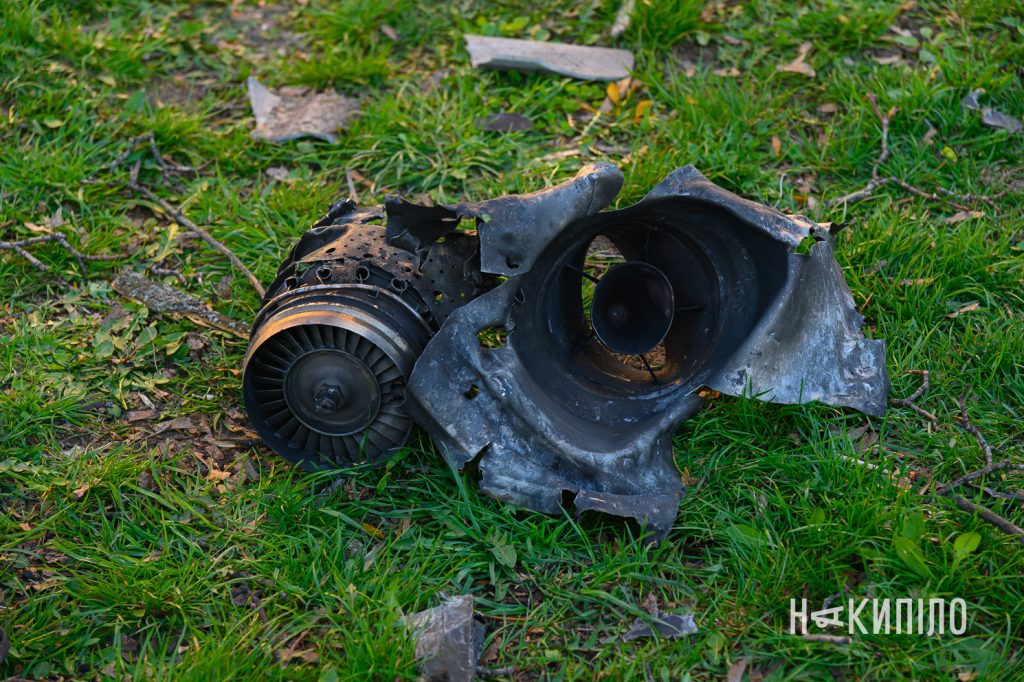 Харківці оговтуються після удару БпЛА біля будинку. Фото Наслідки прильоту реактивного шахеда 5 го квітня 2026 року у Харкові