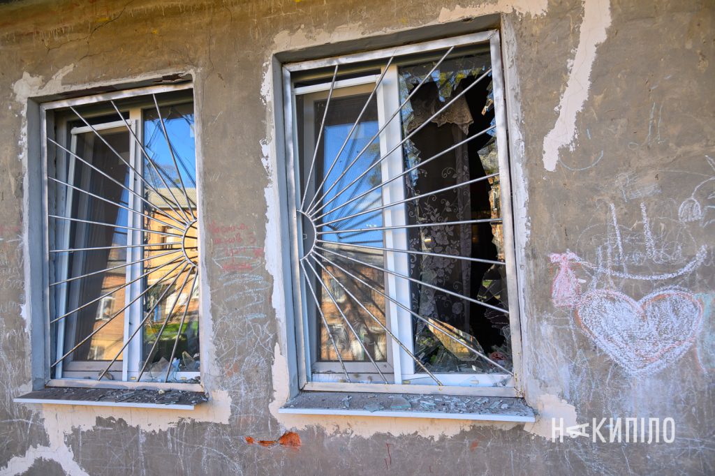 Харківці оговтуються після удару БпЛА біля будинку. Фото Наслідки прильоту реактивного шахеда 5 го квітня 2026 року у Харкові