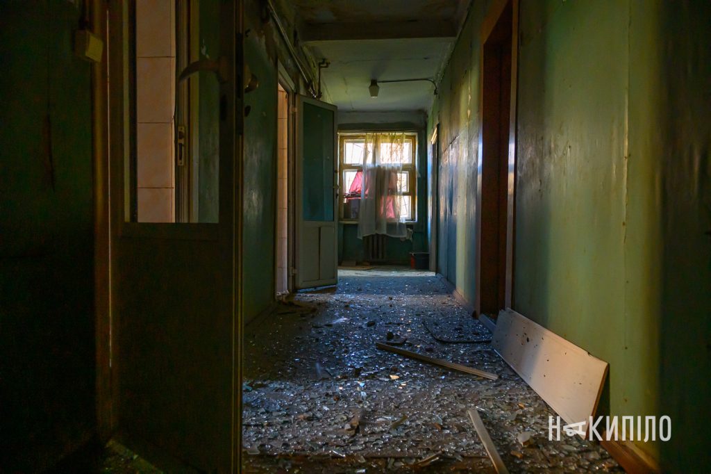 Харківці оговтуються після удару БпЛА біля будинку. Фото Наслідки прильоту реактивного шахеда 5 го квітня 2026 року у Харкові