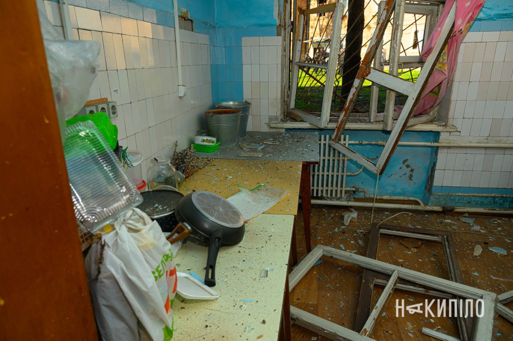 Харківці оговтуються після удару БпЛА біля будинку. Фото Наслідки прильоту реактивного шахеда 5 го квітня 2026 року у Харкові