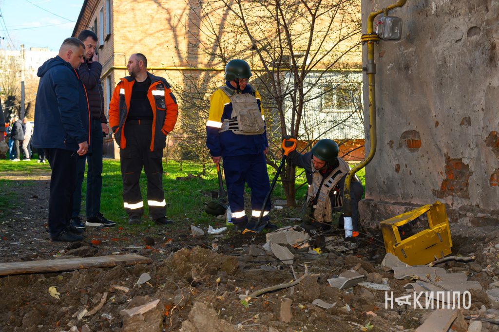 Харківці оговтуються після удару БпЛА біля будинку. Фото Наслідки прильоту реактивного шахеда 5 го квітня 2026 року у Харкові