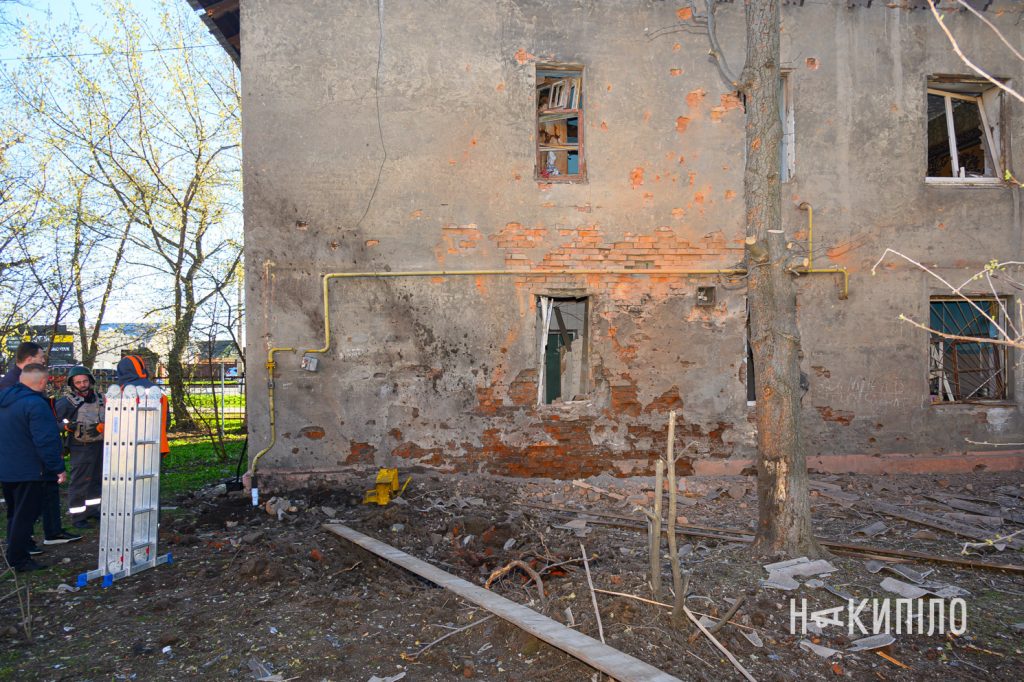 Харківці оговтуються після удару БпЛА біля будинку. Фото Наслідки прильоту реактивного шахеда 5 го квітня 2026 року у Харкові