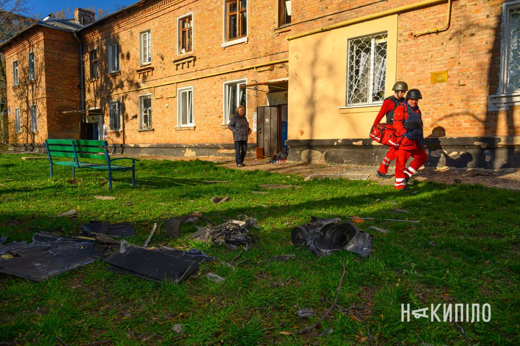 Харківці оговтуються після удару БпЛА біля будинку. Фото Наслідки прильоту реактивного шахеда 5 го квітня 2026 року у Харкові