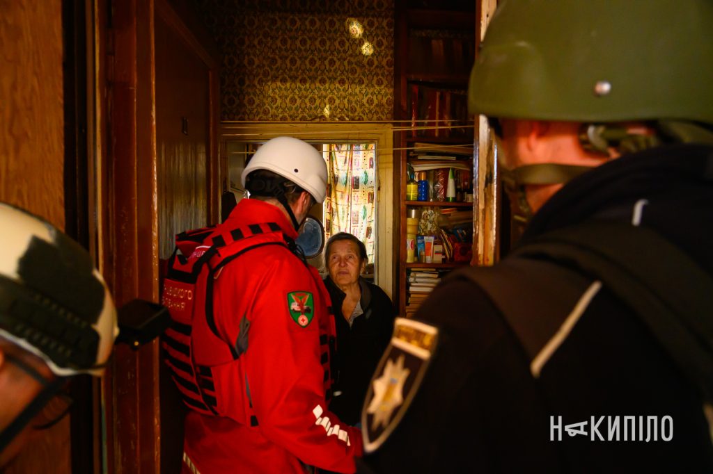 Харківці оговтуються після удару БпЛА біля будинку. Фото Наслідки прильоту реактивного шахеда 5 го квітня 2026 року у Харкові