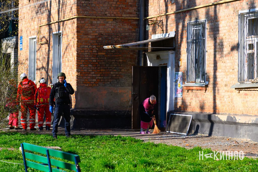 Харківці оговтуються після удару БпЛА біля будинку. Фото Наслідки прильоту реактивного шахеда 5 го квітня 2026 року у Харкові