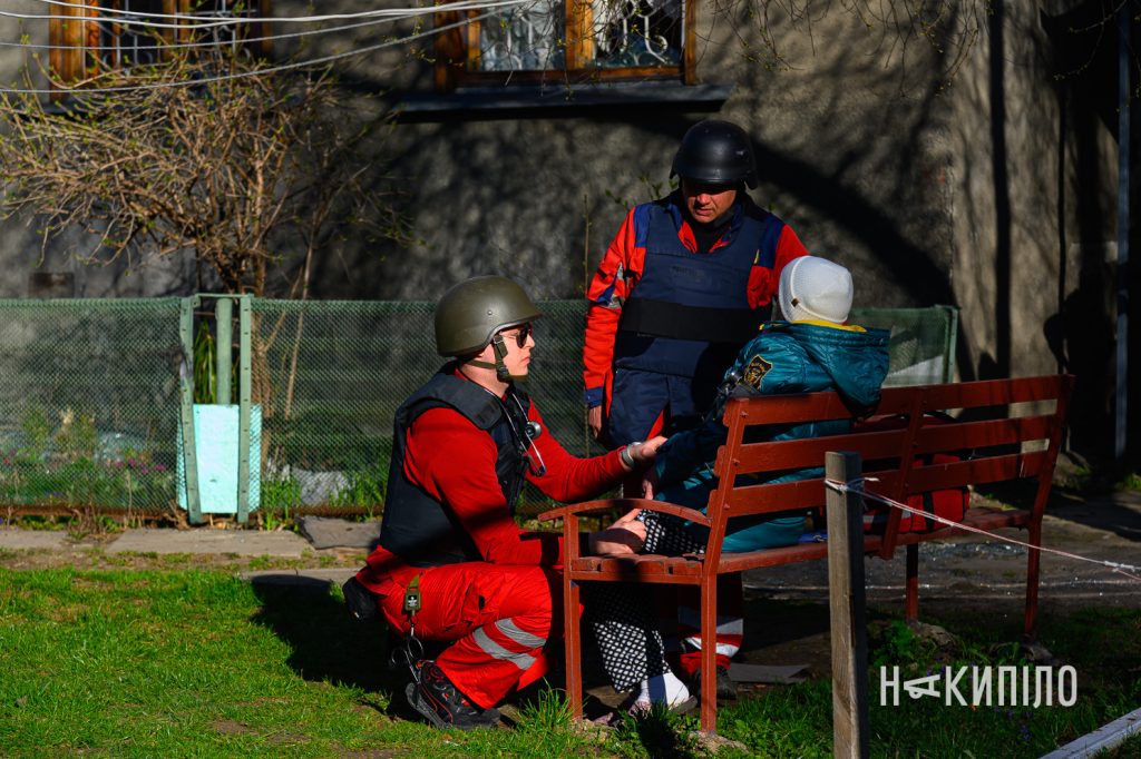 Харківці оговтуються після удару БпЛА біля будинку. Фото Наслідки прильоту реактивного шахеда 5 го квітня 2026 року у Харкові