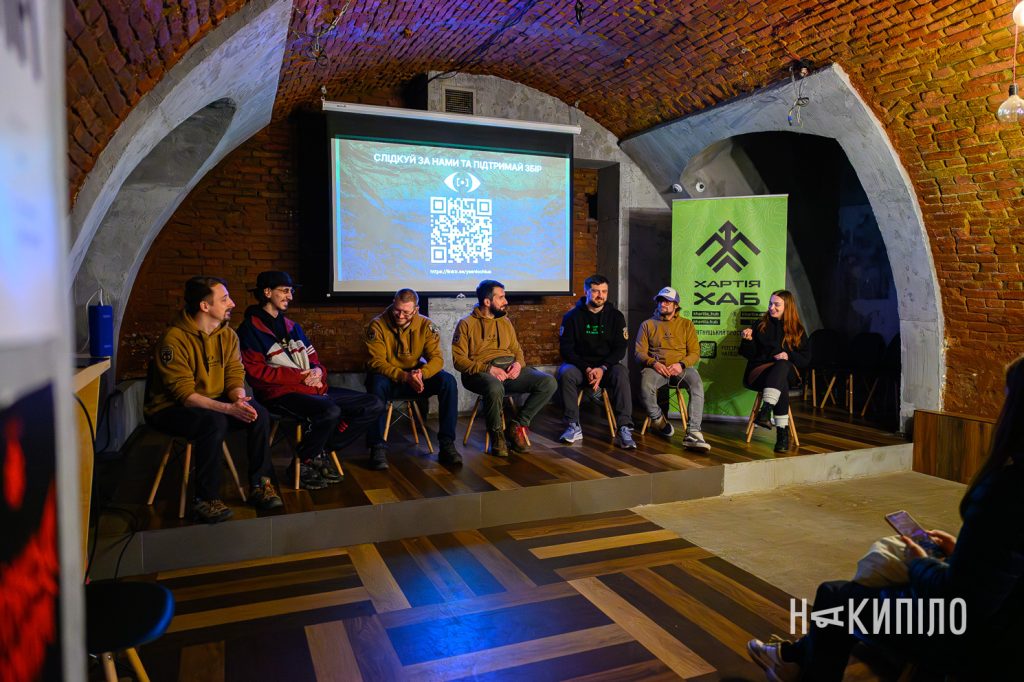 У Харкові провели зустріч із пілотами підрозділу БпЛА «Ясні Очі» бригади «Хартія» Зустріч із підрозділом БпЛА Ясні Очі бригади Хартія