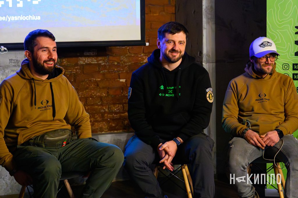 У Харкові провели зустріч із пілотами підрозділу БпЛА «Ясні Очі» бригади «Хартія» Зустріч із підрозділом БпЛА Ясні Очі бригади Хартія