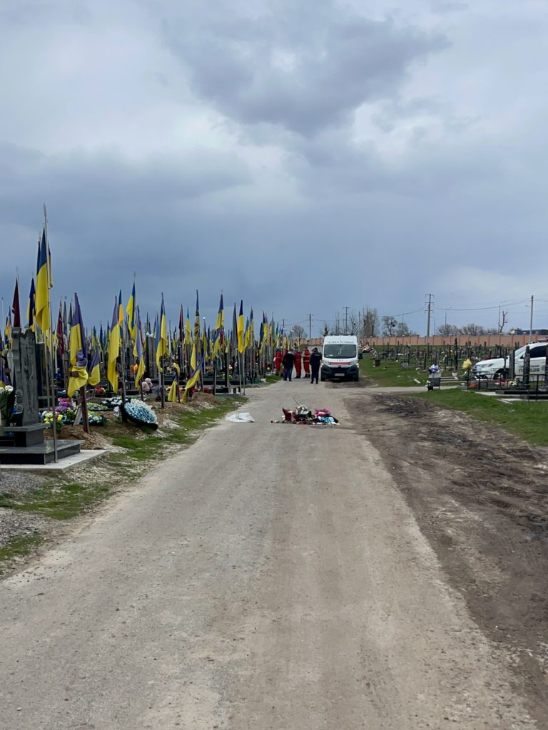 «Куди писати, щоби нарешті встановили камери та дали охорону?»: черговий інцидент на Алеї Слави «Куди писати, щоби нарешті встановили камери та дали охорону?»: черговий інцидент на Алеї Слави