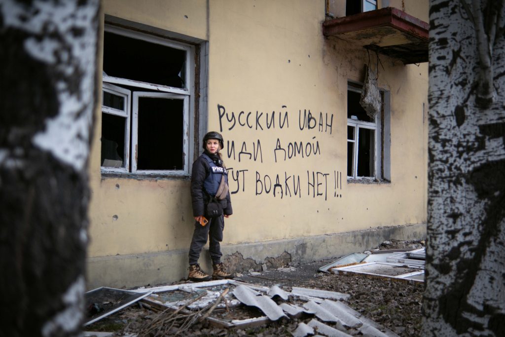 «росіяни стирають Добропілля до нуля»: як живе місто сьогодні Журналістка в Добропілля біля напису на будинку «Русский Иван»
