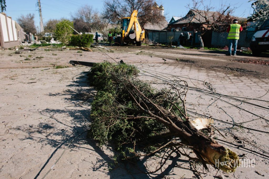 Наслідки ранкового удару БпЛА по приватному сектору Харкова. Фото Наслідки ранкового удару БпЛА по приватному сектору Харкова. Фото